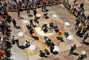 realizando alfombras a la Mare de Deu dels Desamparats 2023