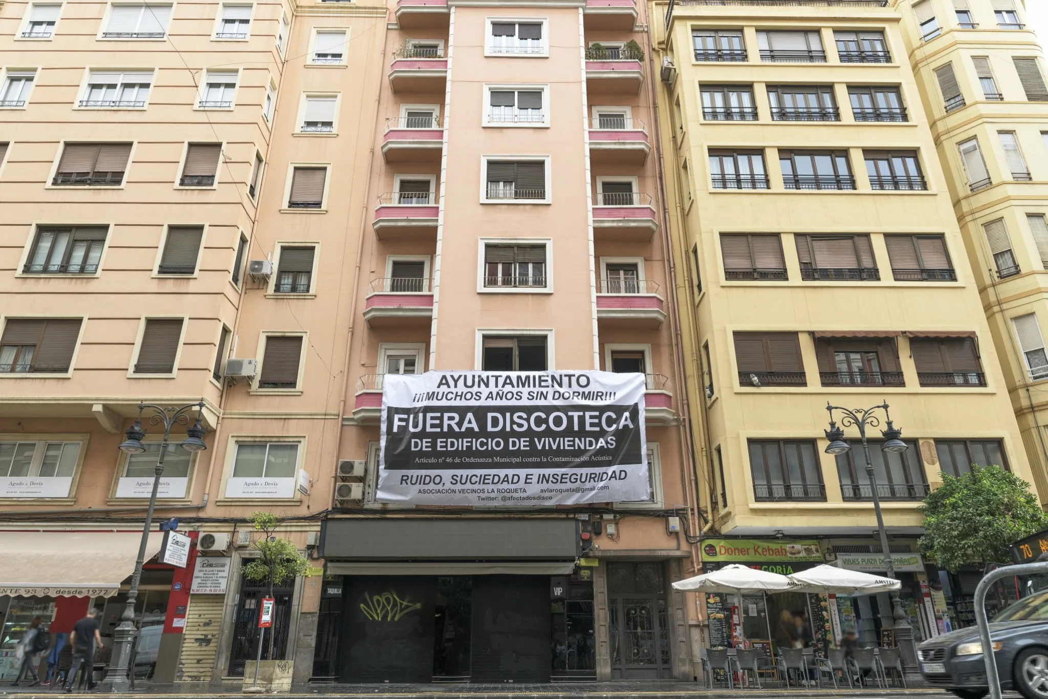 Cuando la policía desparece los vecinos de la Roqueta sufren otro fin de semana sin dormir
