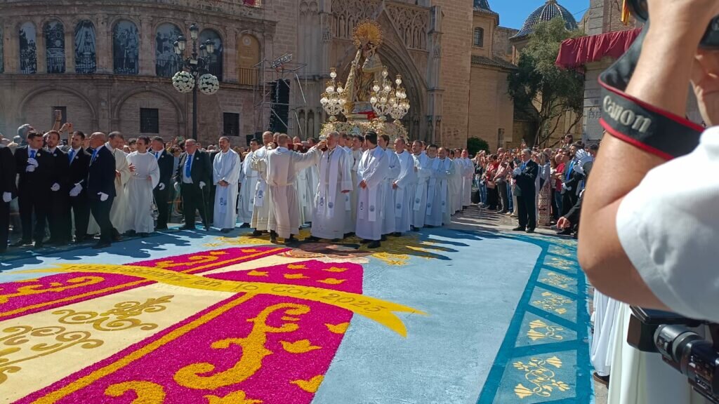 La Mare de Deu dels Desamparats tuvo dos alfombras coloridas