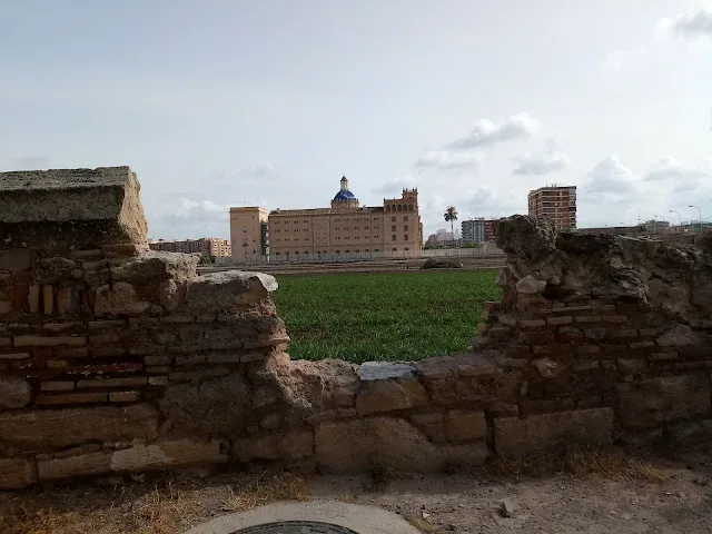 El muro de las huertas históricas del Monasterio de San Miguel de los Reyes esperando desde 2013 su rehabilitación