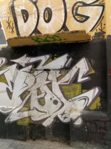 El refugio de la calle Espada sigue abandonado y lleno de pintadas