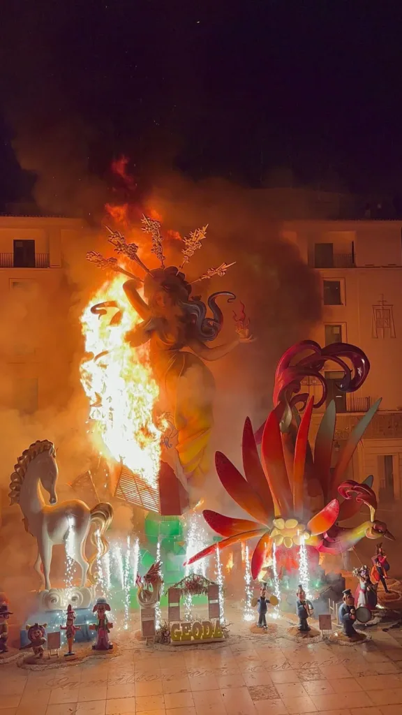 Alicante cerró sus hogueras más multitudinarias y polémicas en cuanto a los premios que se recuerdan 3 FzbK8IYWwAEob A