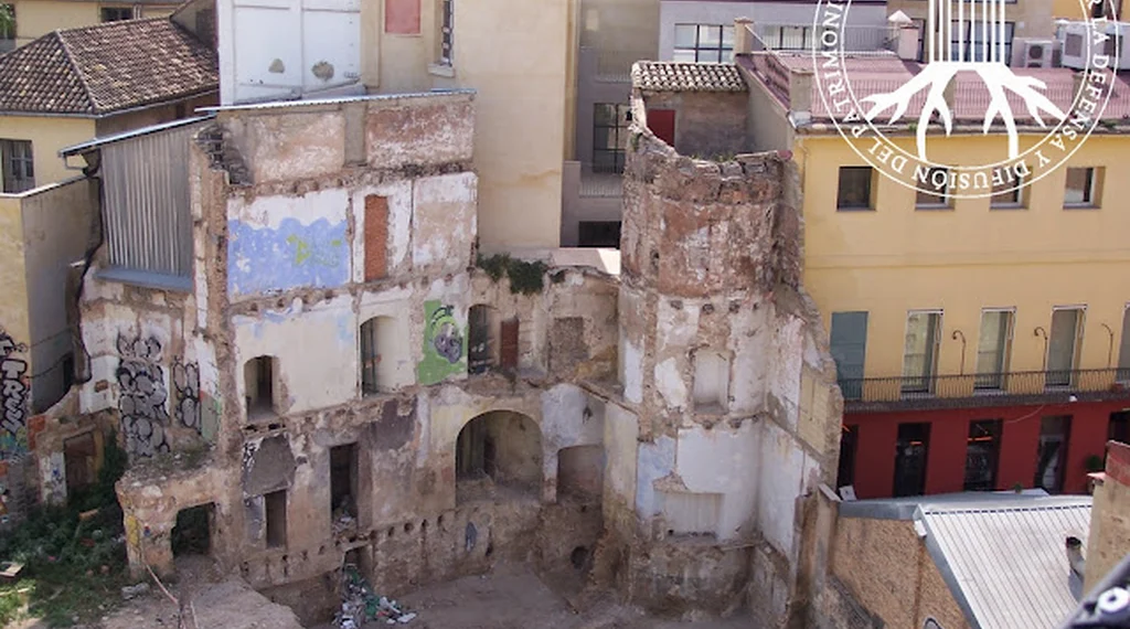 La muralla andalusí de la calle Salinas: trece años de ruina, coartadas y descoordinación institucional