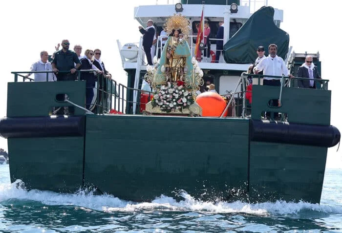 La Ofrenda Marinera a la imagen sumergida de la Mare de Deu contó con la imagen Peregrina por primera vez