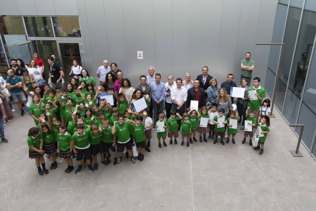 La Cátedra Reciplasa de Gestión de Residuos Urbanos de la UJI entrega los premios del concurso escolar «¿Què fem amb el fem?»