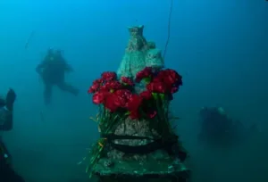 La Ofrenda Marinera a la imagen sumergida de la Mare de Deu contó con la imagen Peregrina por primera vez 2 Virgen sumergida ofrenda GISED Valencia 01 700x477 1