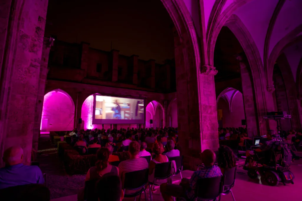 El Centre del Carme transforma su claustro gótico en un cine de verano