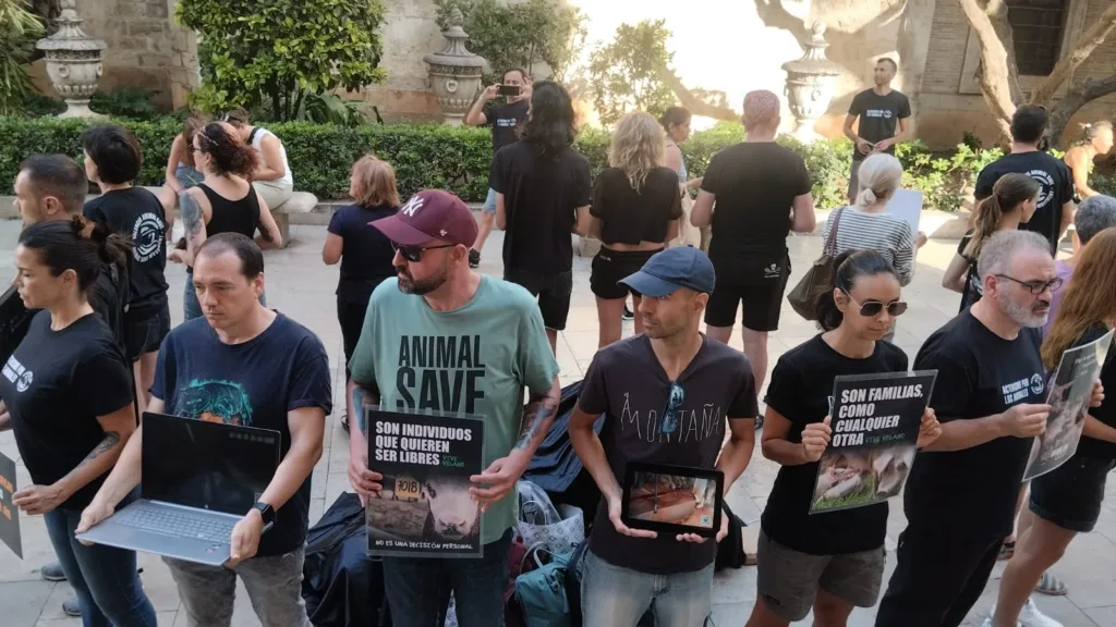 Activistas animalistas conciencian en contra de la explotación animal en Valencia