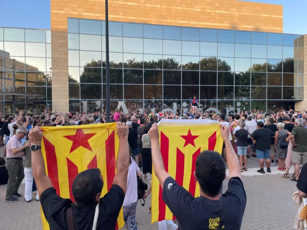 Después de defender en Torrent con esteladas la "cultura valenciana" ahora el PSPV lleva a Corts Valencianes un acuerdo de Junta de Gobierno de Torrent
