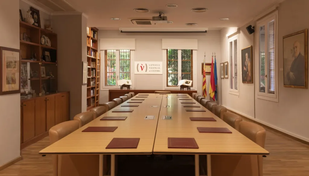 El Consell Valencià de Cultura se rompe por el comunicado de su presidenta defendiendo a la AVL
