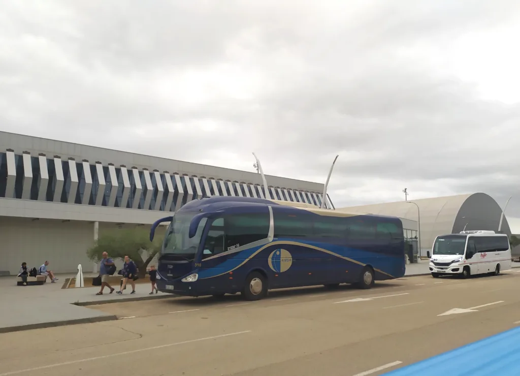 El servicio de autobús del Aeropuerto de Castellón mantiene la conexión con Valencia en septiembre y octubre para varias rutas internacionales