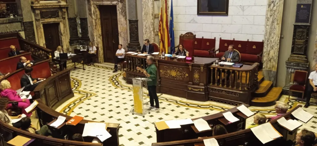 Valencia inicia los trámites para llamarse Valéncia/Valencia con un debate bronco y lleno de desprecios
