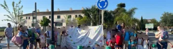 Cientos de niños se quedan esperando el transporte escolar en las paradas en el primer día de colegio