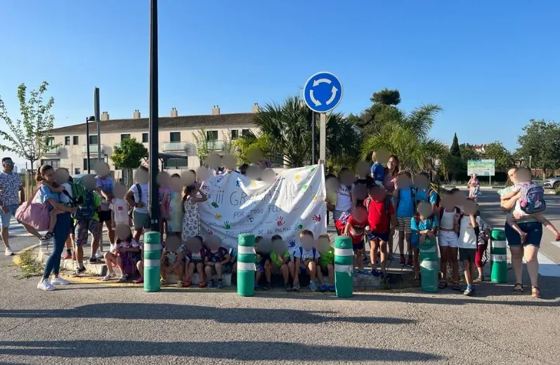 Cientos de niños se quedan esperando el transporte escolar en las paradas en el primer día de colegio