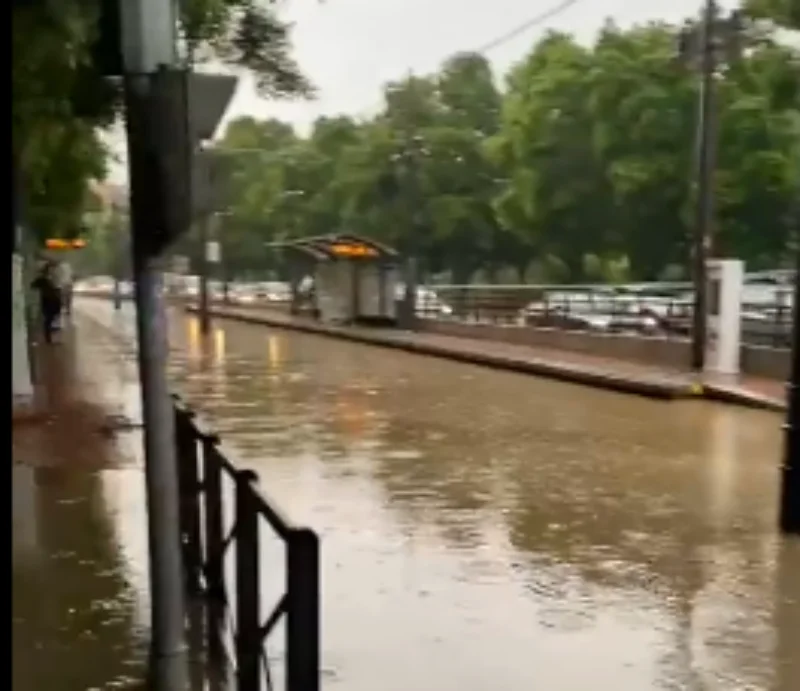La Universitat de Valencia cierra el campus de Burjassot y el tranvia se inunda en Burjassot