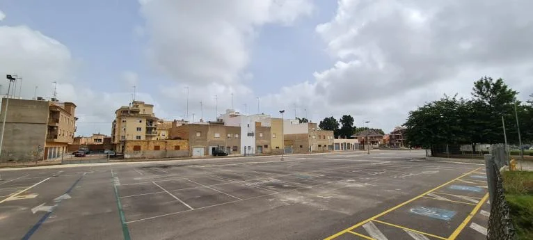 Sueca reabre el parking de la Av. Pamplona con capacidad para 283 vehículos tras el traslado de aulas al CEIP Carrasquer