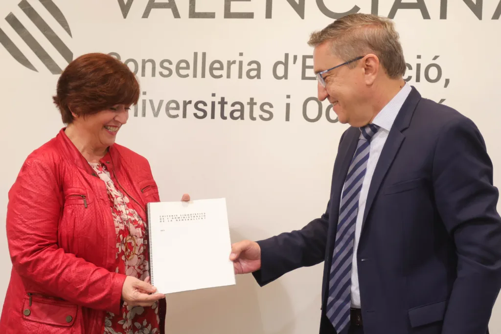 Educación reconoce usos académicos y usos coloquiales del "valenciano" en su reunión con la Loca y cara Academia Valenciana de la Lengua inventada