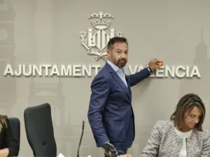 Badenas tapa en la rueda de prensa el acento en catalán de Valencia y los funcionarios abroncan a la prensa