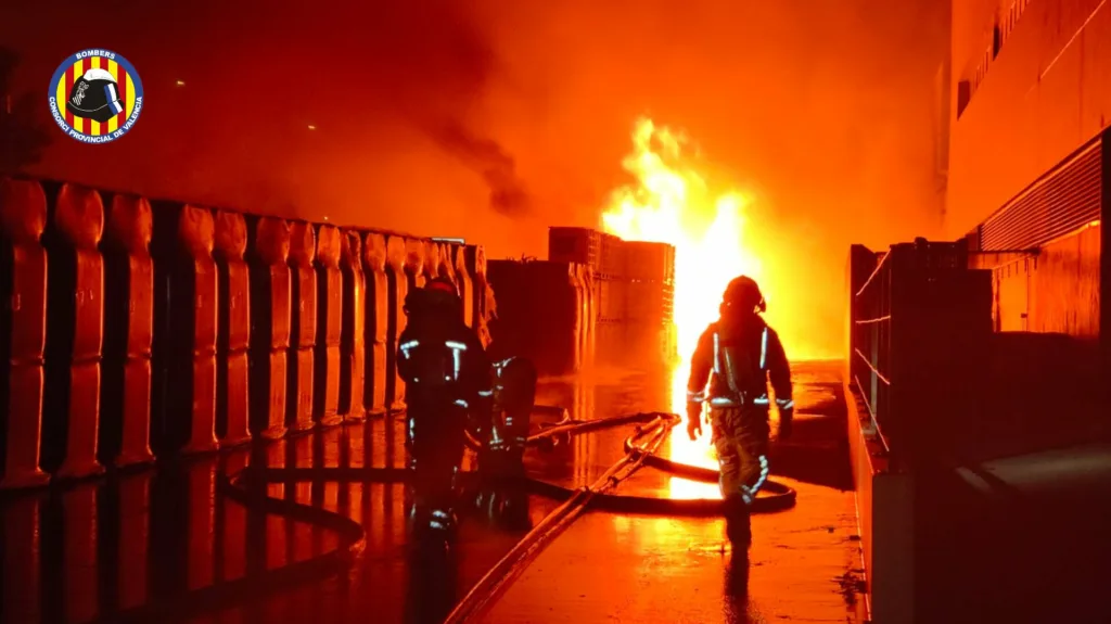 Un incendio industrial en Potries confina a la población y moviliza a bomberos de 5 parques y 10 dotaciones