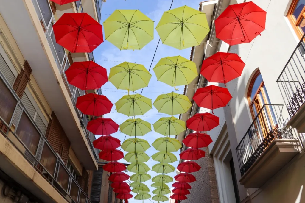Torrent ya luce sus calles decoradas con motivos de la Real Senyera y la bandera de España