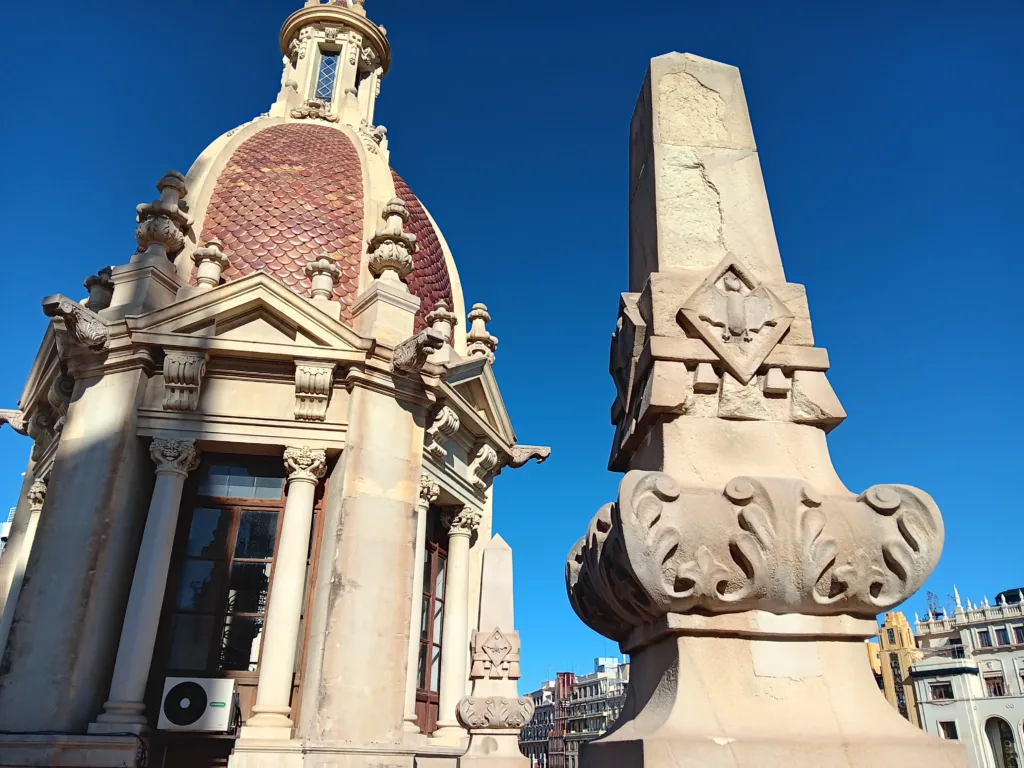 Comienza la restauración de los ocho pináculos de la fachada principal del Ayuntamiento de Valencia