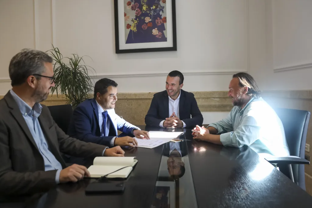 Vicente Mompó se compromete con las necesidades de Rocafort en una reunión con su alcalde