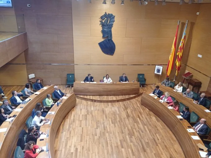 Valencia saca adelante la moción contra la amnistía en un pleno rápido y lleno de tensión