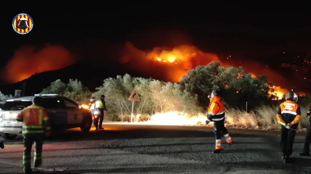 1.400 hectáreas calcinadas en pocas horas en el Incendio de Montichelvo y 750 desalojados