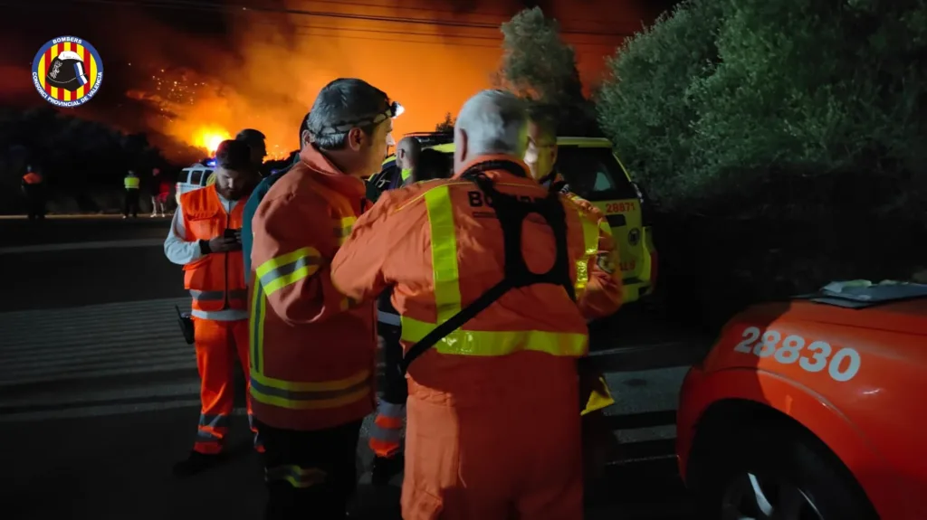 114 efectivos de la UME se desplegan para luchar contra las llamas en el Incendio de Montichelvo