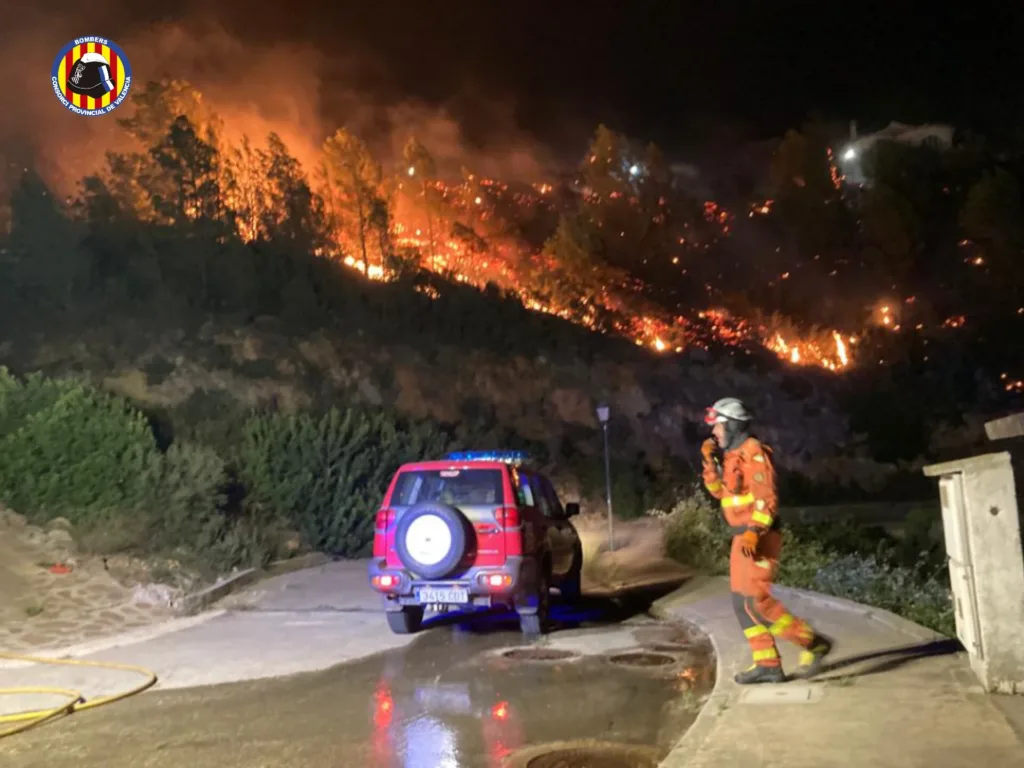 Desalojo de la Font d'En Carròs y Potries confinados por el humo por el Incendio de Montichelvo
