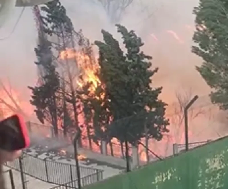 Incendio Forestal en Montichelvo que desaloja Terrateig en la Vall d'Albaida agravado por el fuerte viento