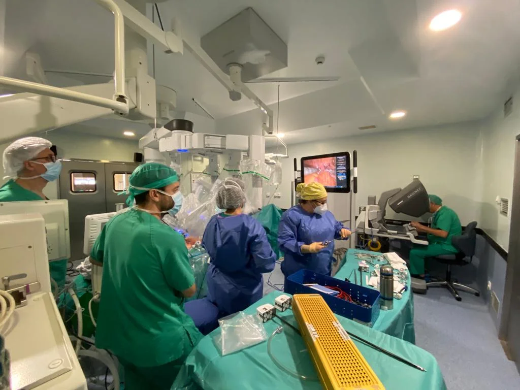 El Hospital Clínico de Valencia inicia las intervenciones quirúrgicas con el equipo de cirugía robótica da Vinci