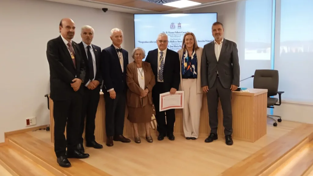 El doctor y profesor de la UJI Vicente Pallarés ingresa en la Real Academia de Medicina de la Comunidad Valenciana en un acto celebrado en el COMCAS