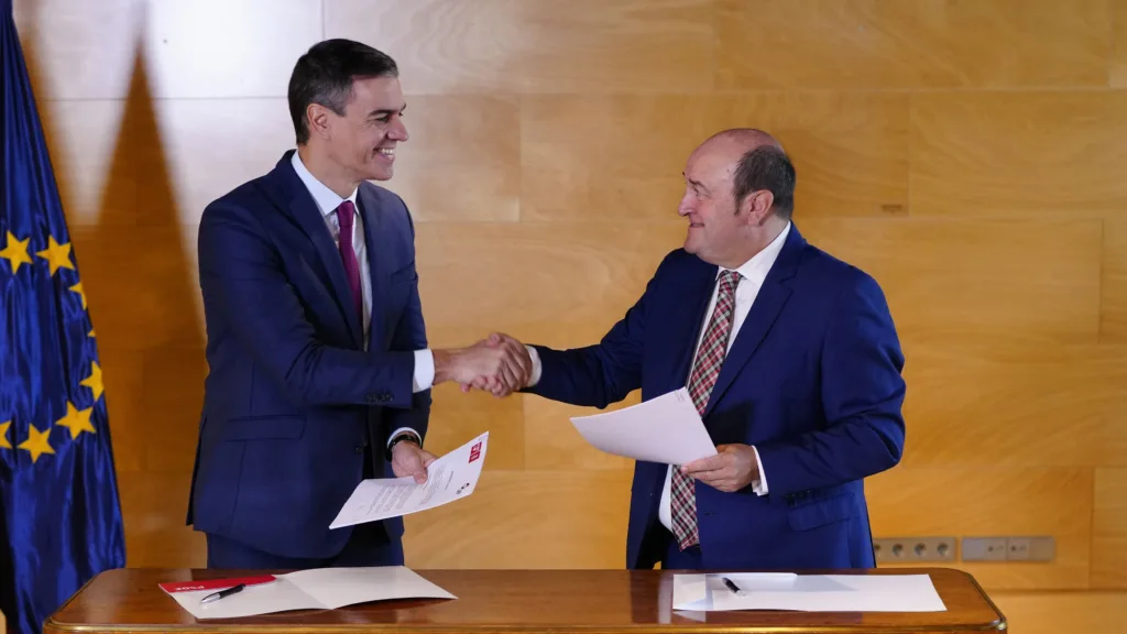 PSOE y PNV pactan el "reconocimiento nacional de Euskadi" en la nueva legislatura vasca y más concierto vasco
