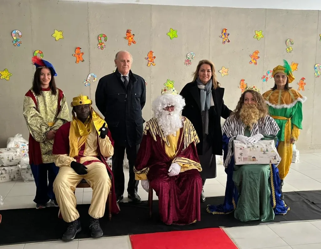 Susana Camarero asiste a la llegada de los Reyes Magos a la escuela infantil de Casa Caridad en Benicalap