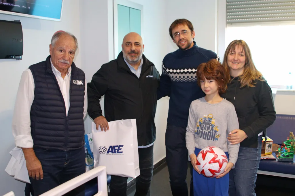 La Asociación de Futbolistas Españoles reparte juguetes y alegría a los pacientes más pequeños ingresados en el Hospital Universitario de Torrejón
