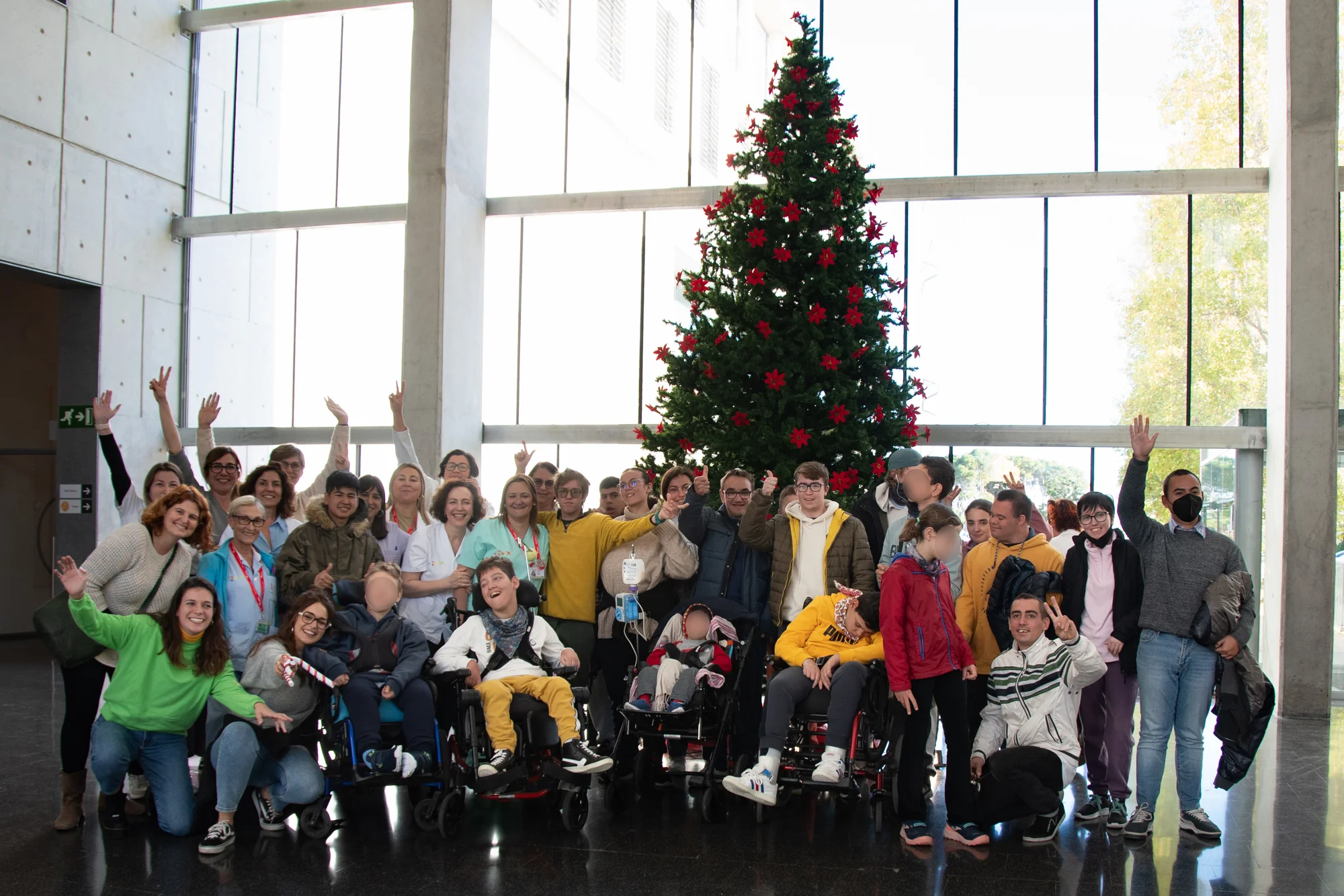 Alumnos de Educación Especial decoran el árbol de Navidad del Hospital de Dénia como muestra de integración