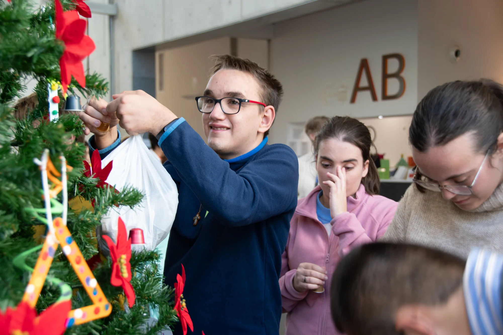 Alumnos de Educación Especial decoran el árbol de Navidad del Hospital de Dénia como muestra de integración