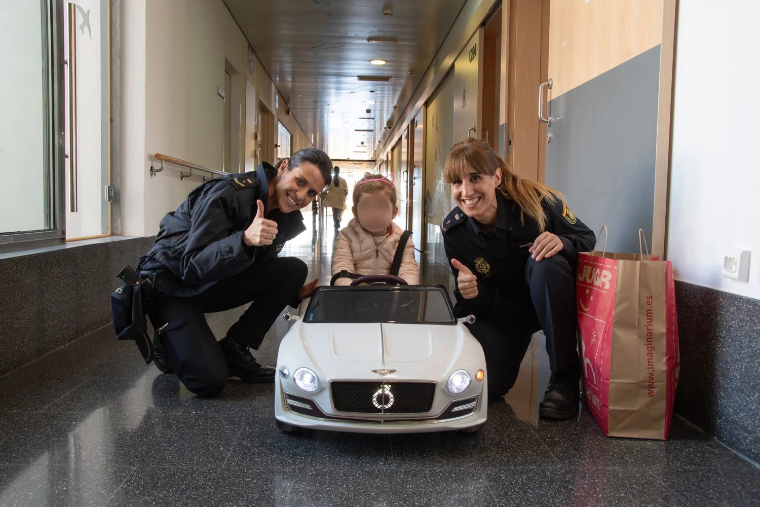 La Policía Nacional visita a los niños en la Planta de Pediatría del Hospital de Dénia