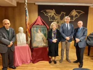 Lo Rat Penat ple fins a la bandera per a la presentació del llibre de Fernando Millán sobre Ricardo Samper 3 Elena Enguix Samper, neta del biografiat. Presidí l'acte el retrat d'Elena Samper, sa filla, qui fon Regina dels Jocs Florals de Lo Rat Penat en 1931