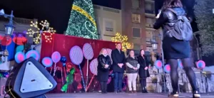 El alcalde Jordi Mayor, la concejal de fiestas y las pocas asociaciones invitadas al acto oficial