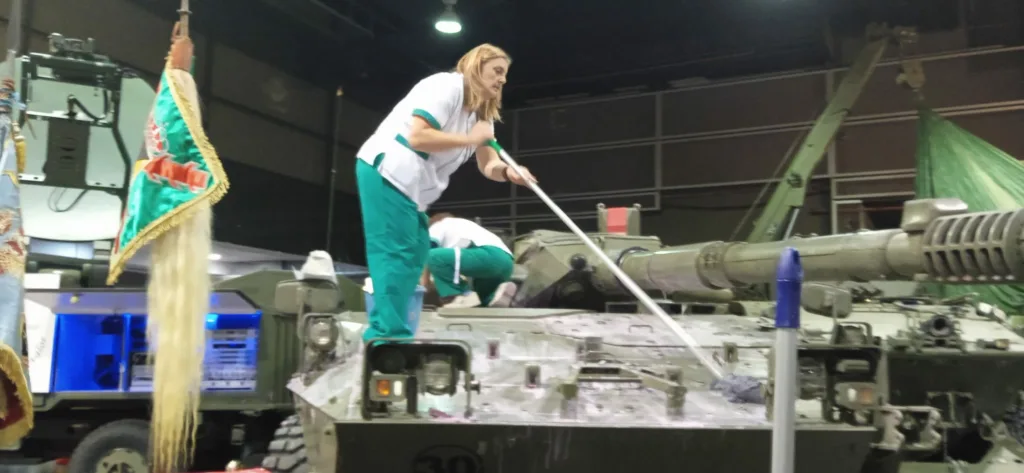 Atacan el estand del ejército en Expo Jove y tiran pintura rosa a un tanque