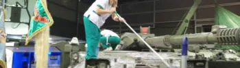 Atacan el estand del ejército en Expo Jove y tiran pintura rosa a un tanque