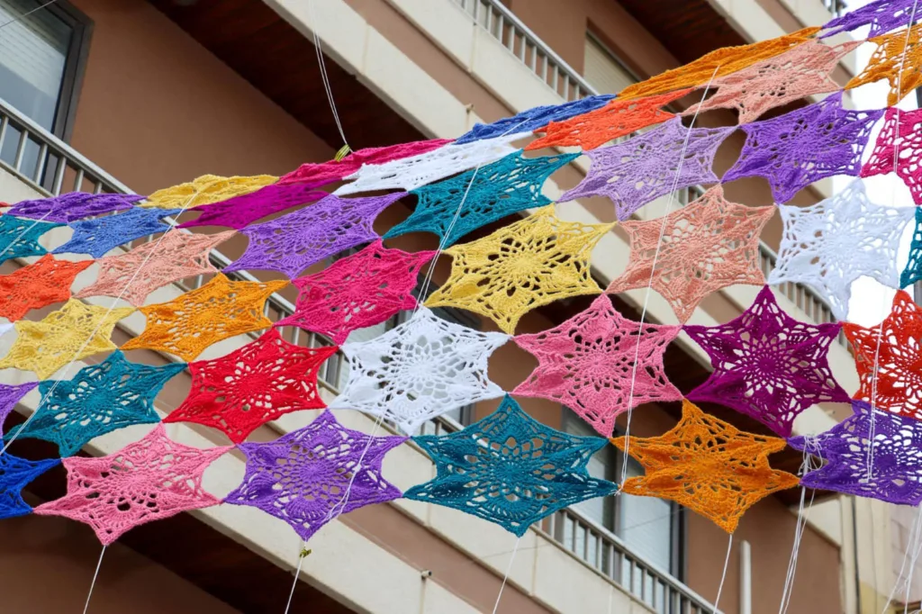 Las alumnas de Crochet de la Casa de la Dona de Torrent decoran la Calle San Cristóbal