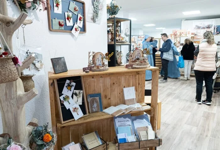 Religiosas Iesu Communio ofrecen repostería, artesanía y adornos navideños en el centro de Valencia