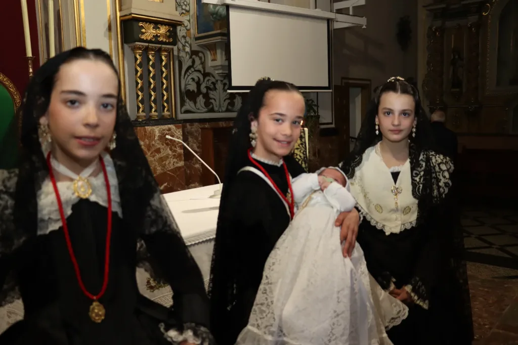 Torrent celebra la Passejà del Guió que inicia la festividad de Sant Blai
