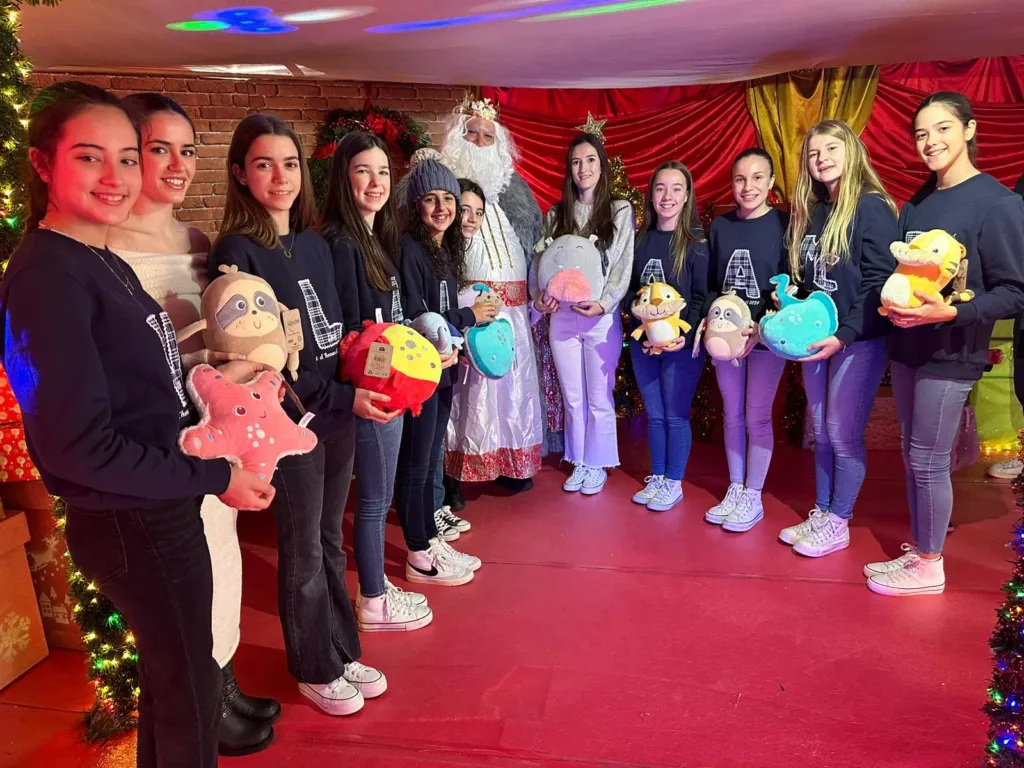 La Fallera Mayor de Torrent visita el Barco de la navidad en la Marina de Valencia