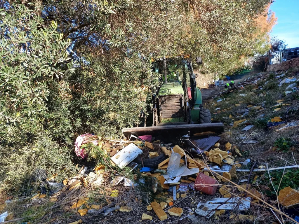 Torrent retira 32 toneladas de basura de la calle Lliria junto al barranco del Chenillet