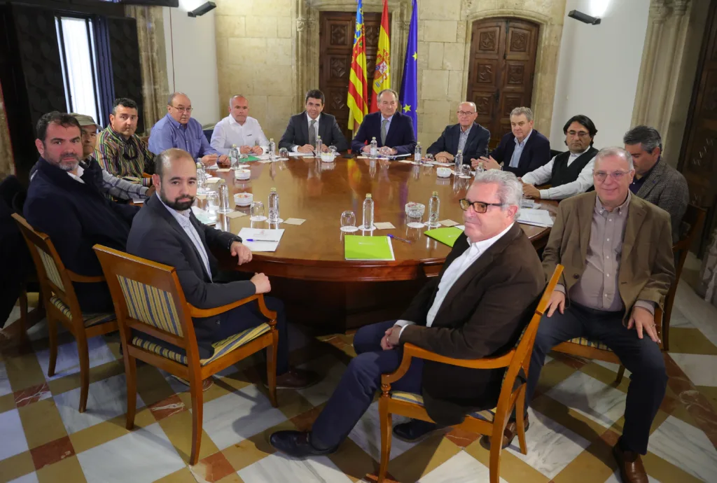 Las organizaciones agrarias marcan una hoja de ruta con la Generalitat y mantendrán las movilizaciones