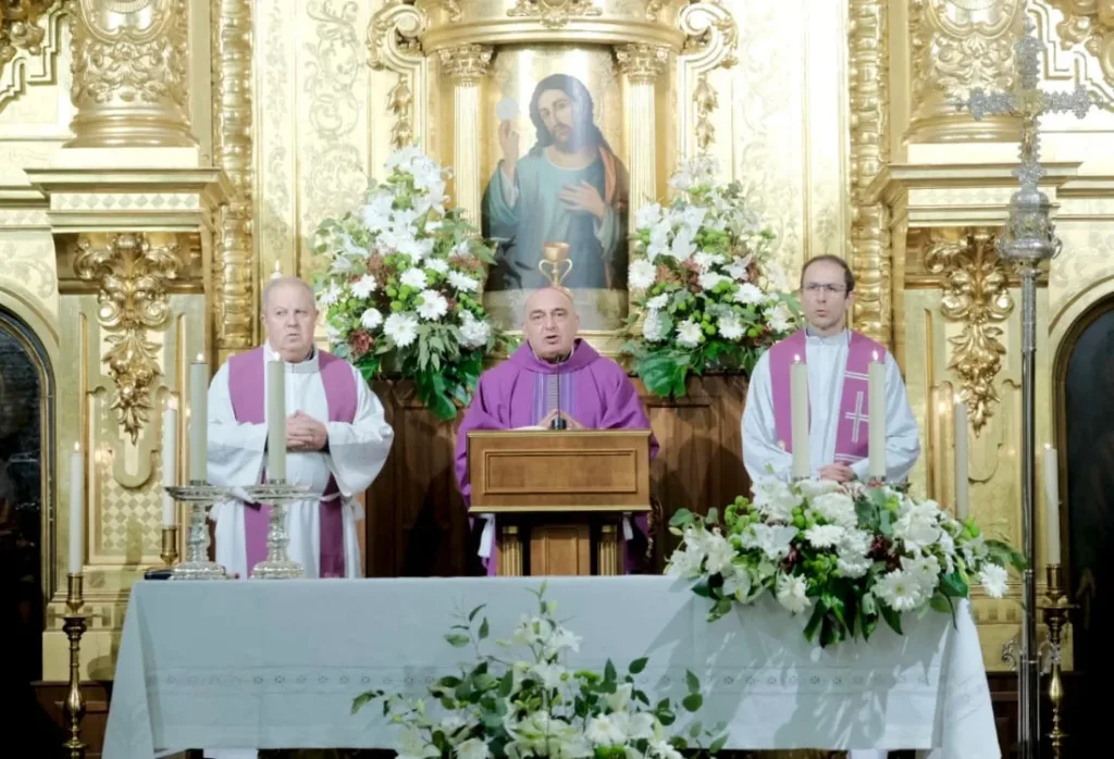 El Arzobispo acompaña a las familias de las víctimas y afectados por el incendio, en una misa en Campanar